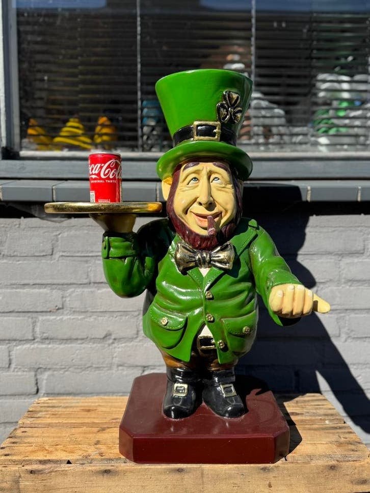 Ierse Leprechaun beeld met dienblad en asbak, Ophalen, Kunststof, 50 - 100 cm, Beeld