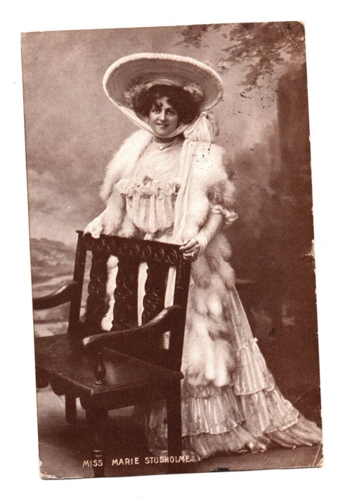 Antieke Fotokaart Miss Marie Studholme in Rieten Stoel, Verzamelen, Ophalen of Verzenden, Voor 1920, Gelopen, Sterren en Beroemdheden