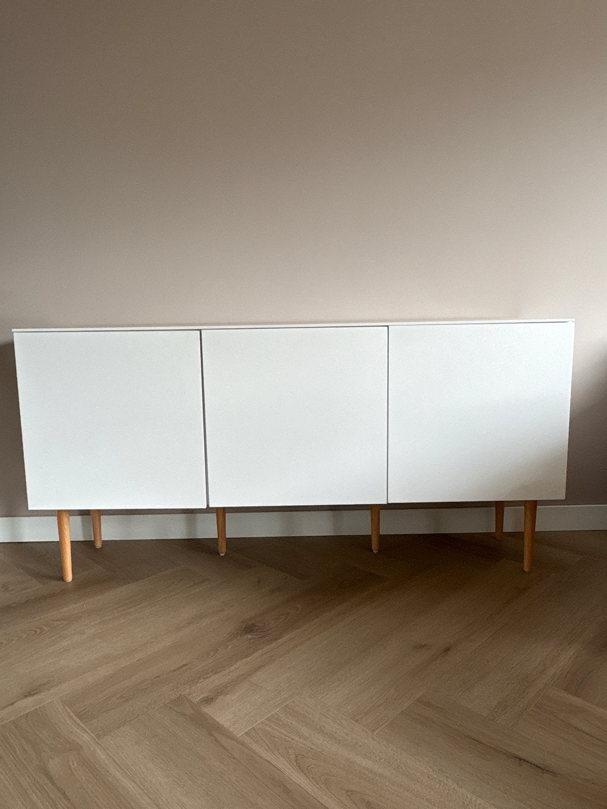 MOET NU WEG! JYSK Kast wit met houten pootjes - 150x75x40 cm, Ophalen, 100 tot 150 cm, Zo goed als nieuw, 25 tot 50 cm