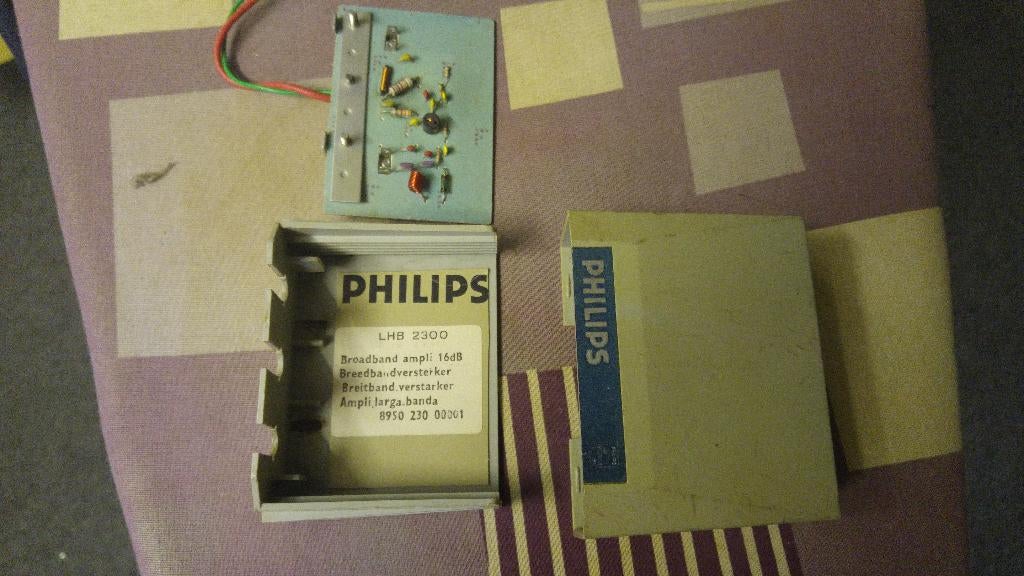 Philips breedband versterker 16db lhb 2300 met voeding, Ophalen of Verzenden, Zo goed als nieuw, Minder dan 2 meter