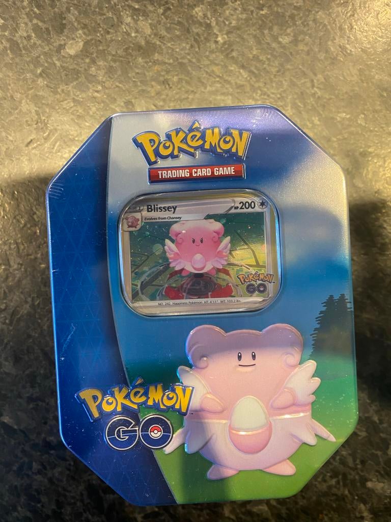 Pokémon Go Blissey Tin - Nieuw en Geseald, Ophalen of Verzenden, Zo goed als nieuw, Boosterbox, Foil