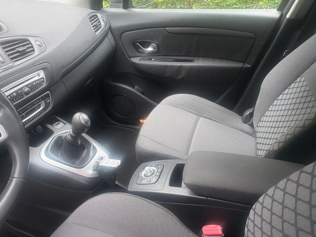 Foto 16 van Renault Grand Scenic 1.4 TCE 5P 2011 Grijs