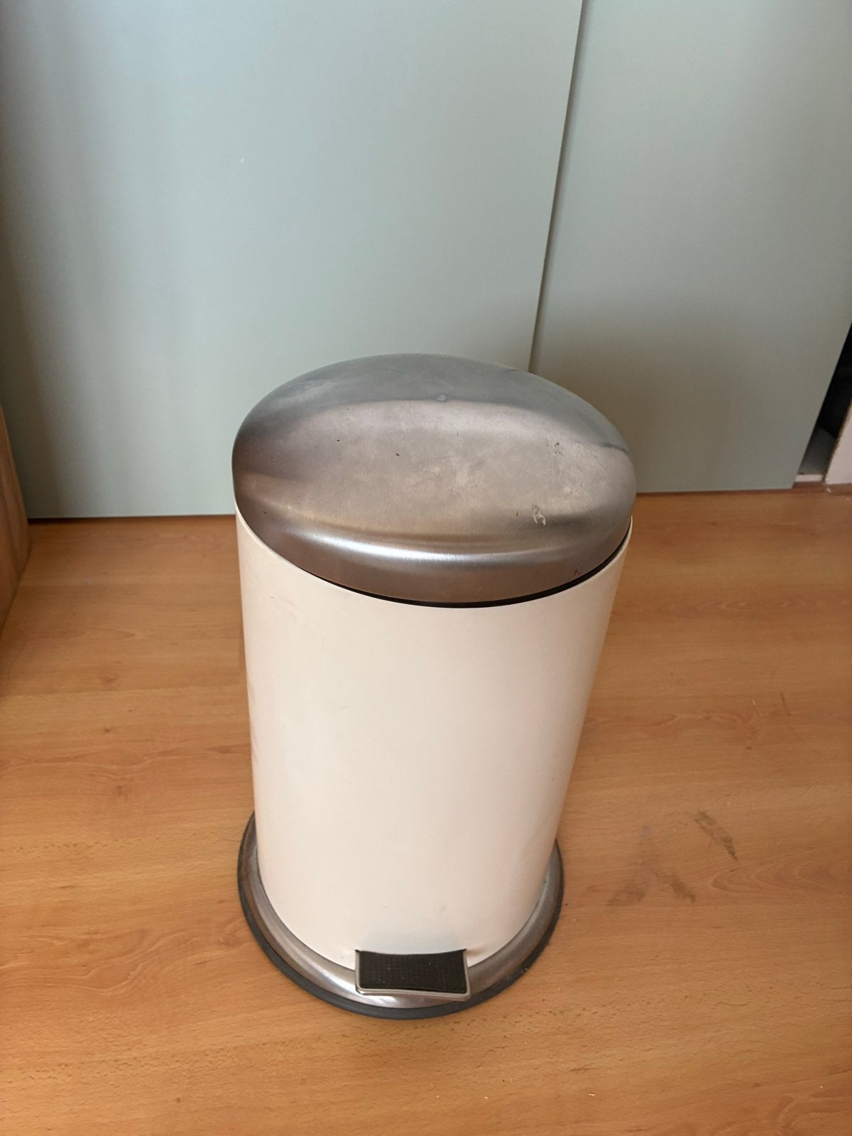 Crèmekleurige pedaalemmer met metalen deksel, Huis en Inrichting, Ophalen, 50 – 75, Gebruikt, Met pedaal