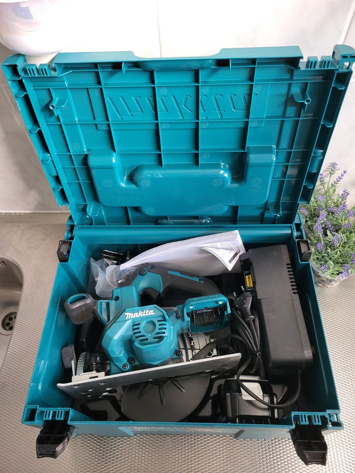 Nog zo goed als nieuwe Makita DHS660ZJ, Ophalen of Verzenden, 1200 watt of meer, Cirkelzaag, 30 tot 70 mm