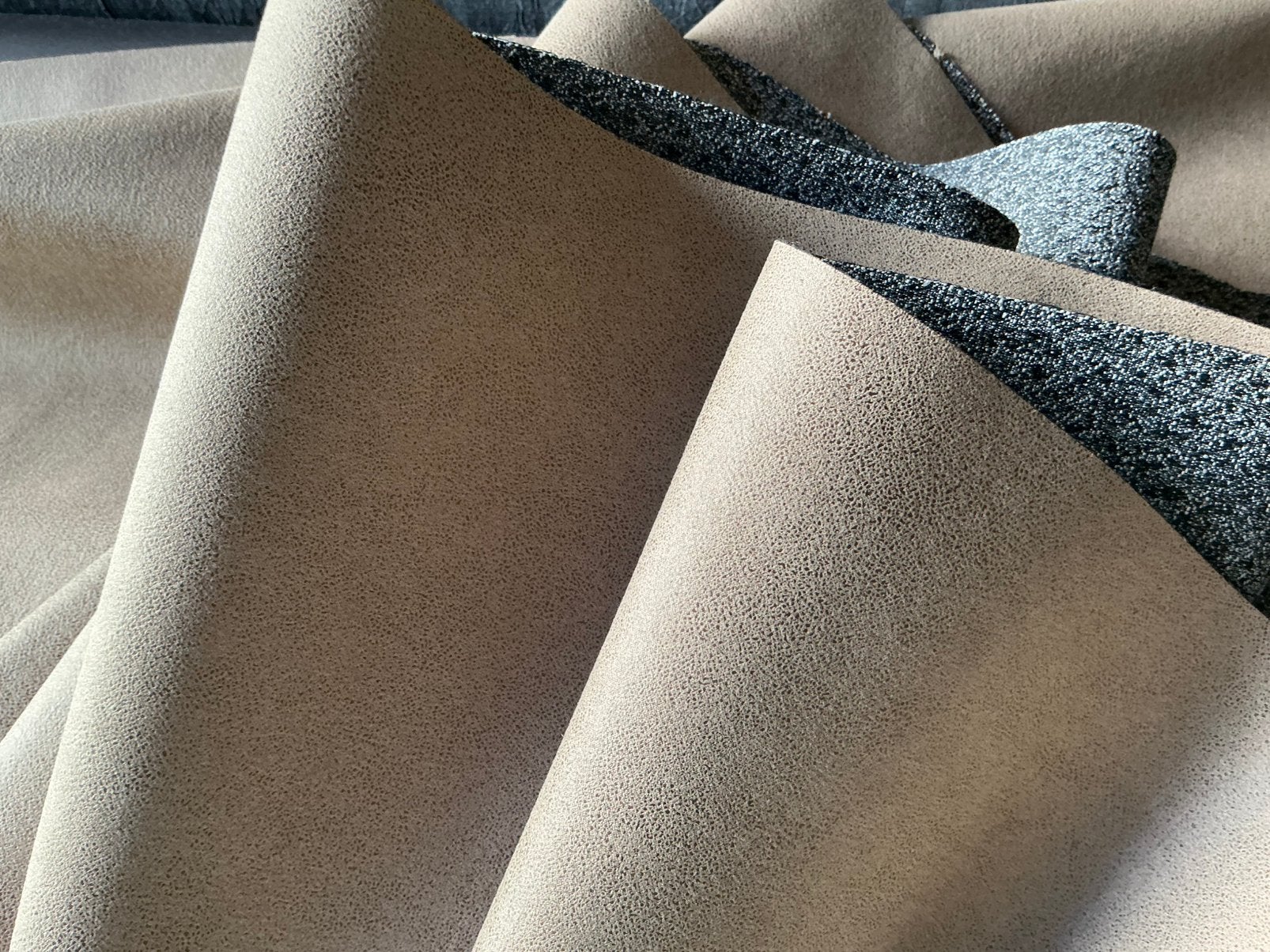 Kunstleer beige lap is 8 meter 90 bij 1 meter 40, 120 cm of meer, Beige, Leer of Kunstleer, Ophalen of Verzenden