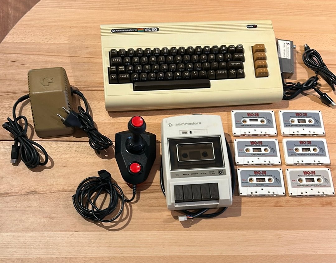 Commodore Vic 20 with games and accessories, Ophalen of Verzenden