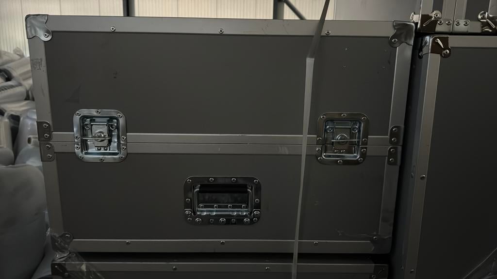 Flight case bestaat uit 2 delen scharnier met wielen, Ophalen of Verzenden, Zo goed als nieuw, Overige instrumenten