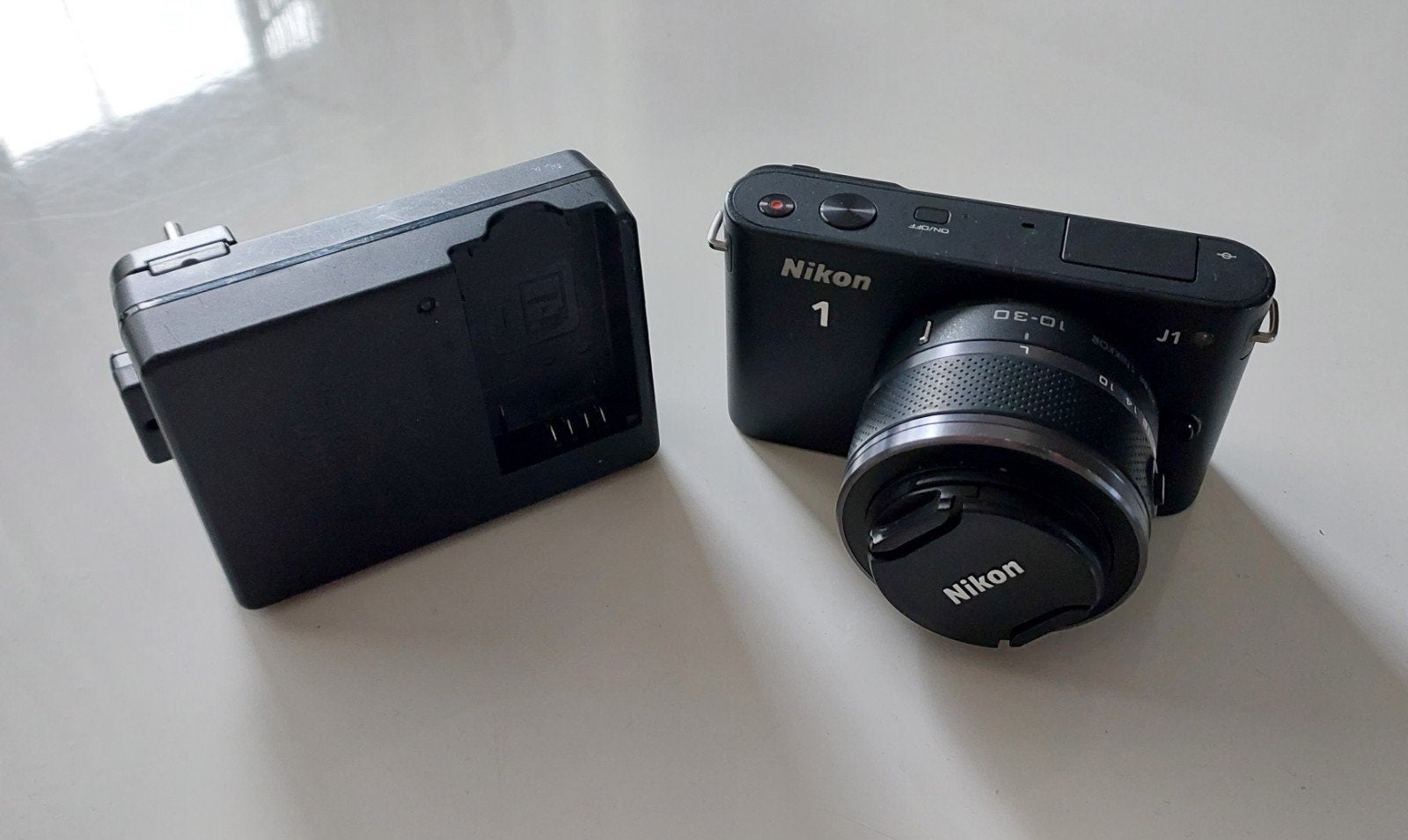 Nikon 1 J1 Systeemcamera met Oplader, Gebruikt, Oplader, Ophalen of Verzenden, 4 t/m 7 keer