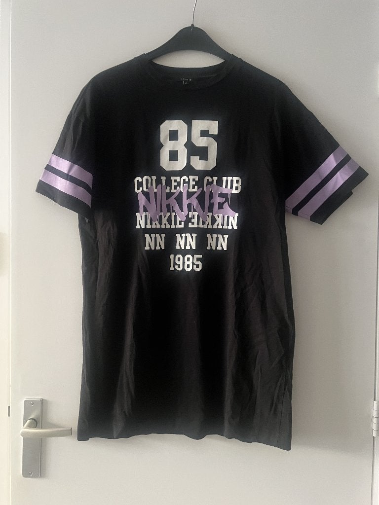 Zwart met lila Nikkie jurk maat 36 ( valt ruim), Zwart, Ophalen of Verzenden, Zo goed als nieuw, Nikkie