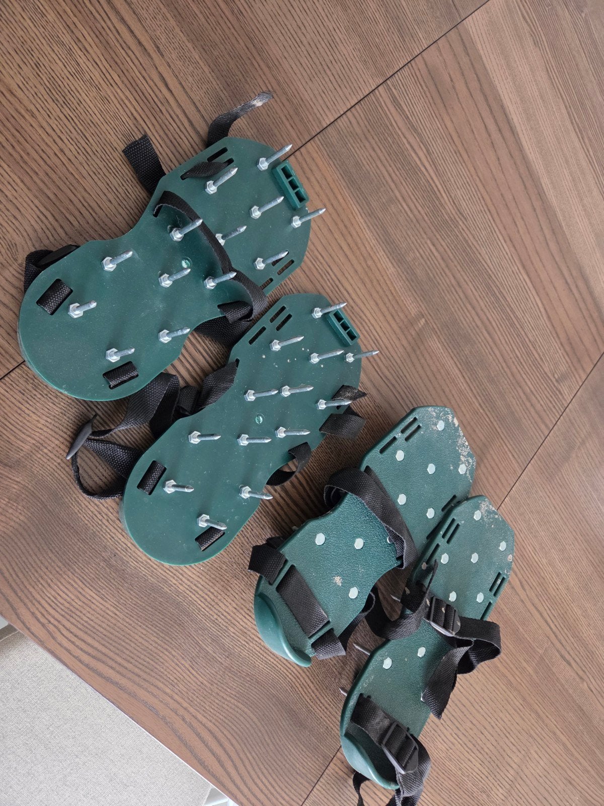 Gazonbeluchter/ verticuteer schoenen - 2 paar, Tuin en Terras, Ophalen of Verzenden, Gebruikt, Overige soorten