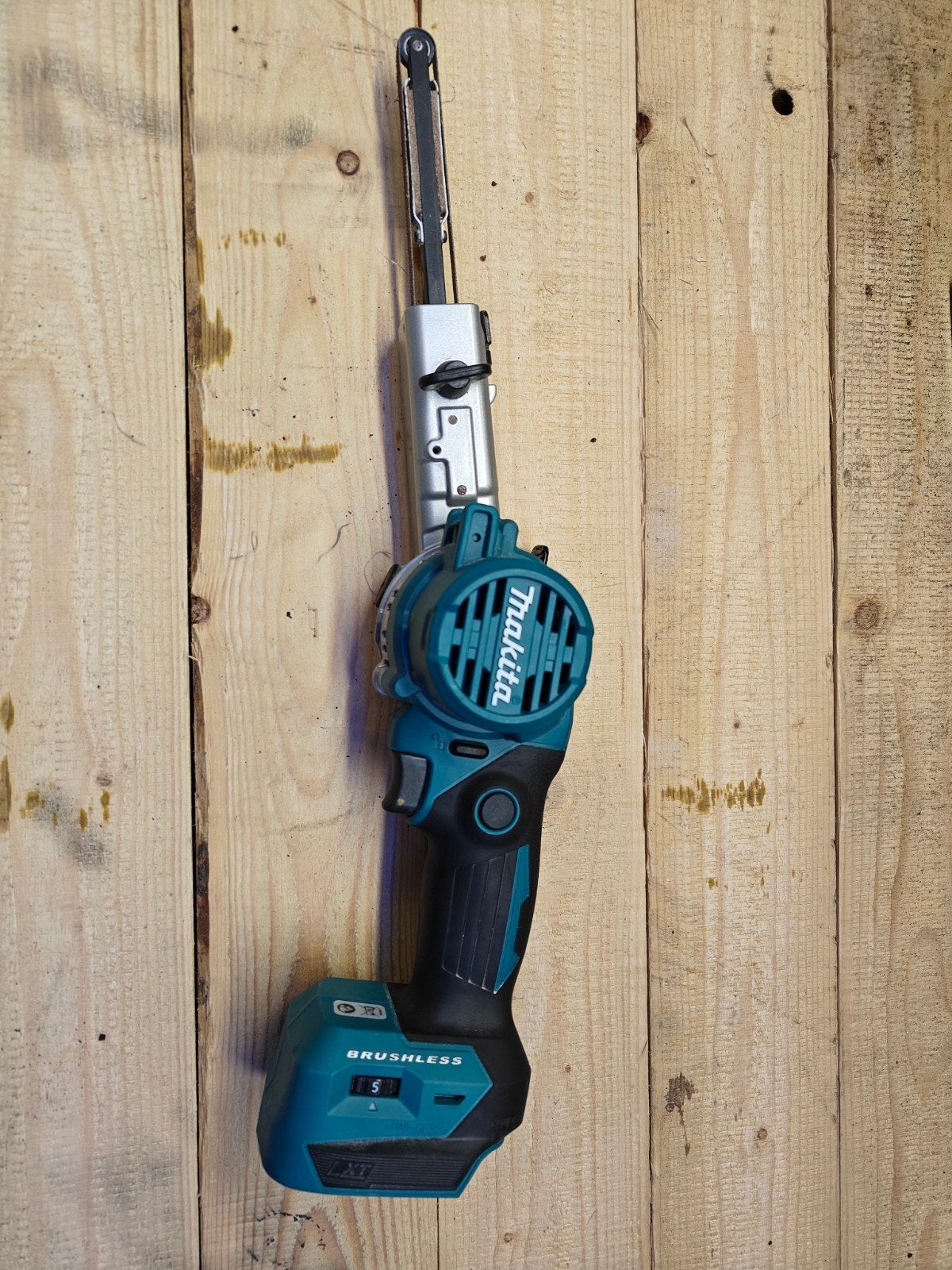 Makita DBS180 Bandschuurmachine - Zo goed als nieuw, Ophalen of Verzenden, Zo goed als nieuw, Minder dan 600 watt, Bandschuurmachine