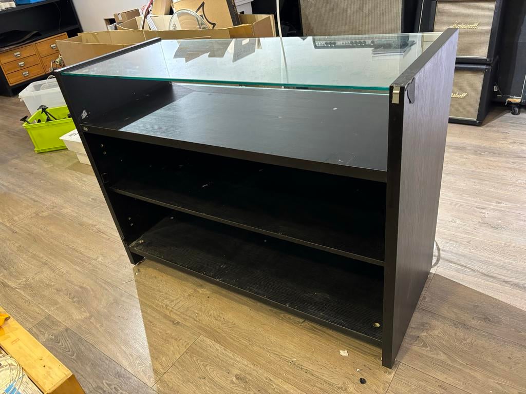 Zwarte toonbank met glazen blad en opbergruimte, Ophalen, Gebruikt, Jel aa, Cd z