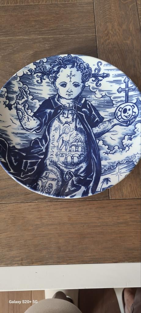 Bijzonder Delfts Blauw Bord met Unieke Illustratie, Antiek en Kunst, Ophalen of Verzenden