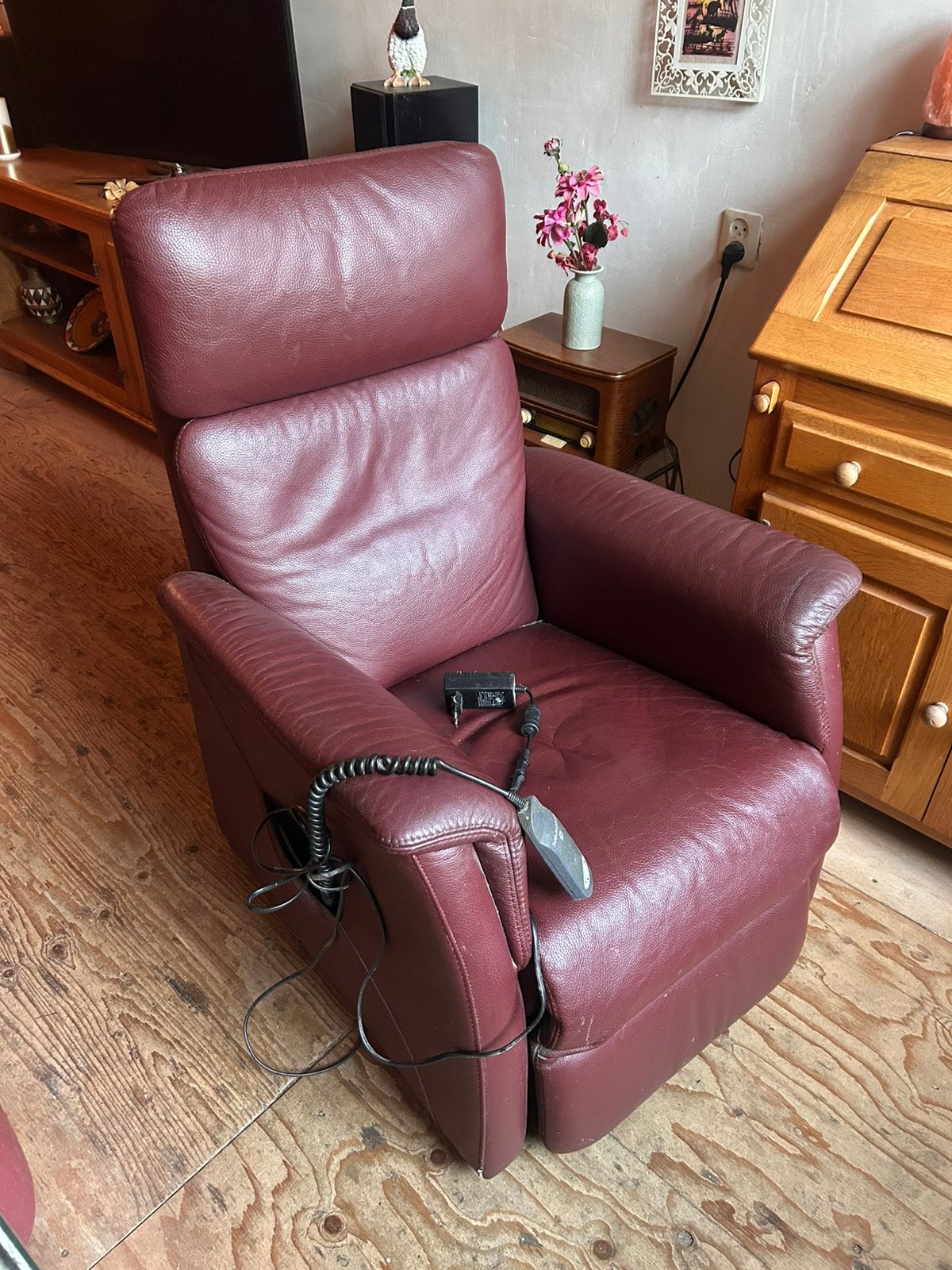 Elektrisch verstelbare ‘sta op en relax’ fauteuil, Huis en Inrichting, Fauteuils, Ophalen, Gebruikt, 50 tot 75 cm, Leer