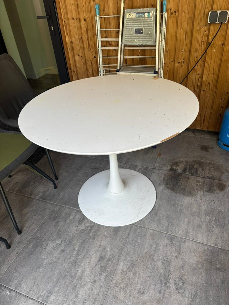 Gratis: Ronde tafel met vier Xooon stoelen, Ophalen, Gebruikt