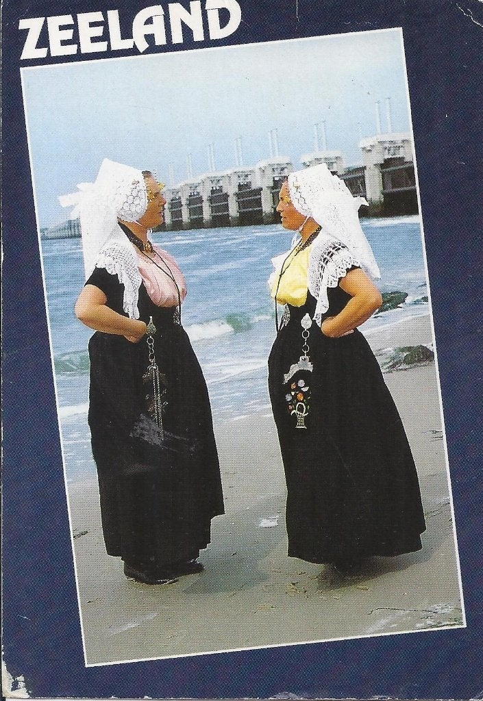 Q61 gelopen ansichtkaart zeeuwse klederdracht Zeeland, Ophalen of Verzenden, 1980 tot heden, Gelopen, Zeeland