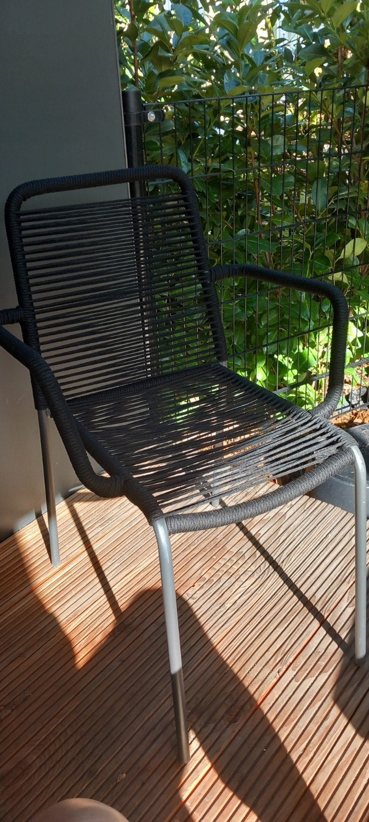 Zwarte stoel met metalen frame en gevlochten zitting, Tuin en Terras, Ophalen, Gebruikt, Metaal