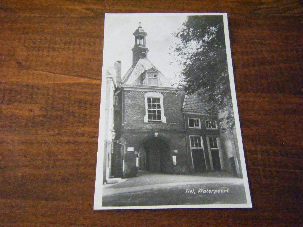L39 - Tiel - Waterpoort - Mooi/Oud, Ophalen of Verzenden, 1940 tot 1960, Gelderland