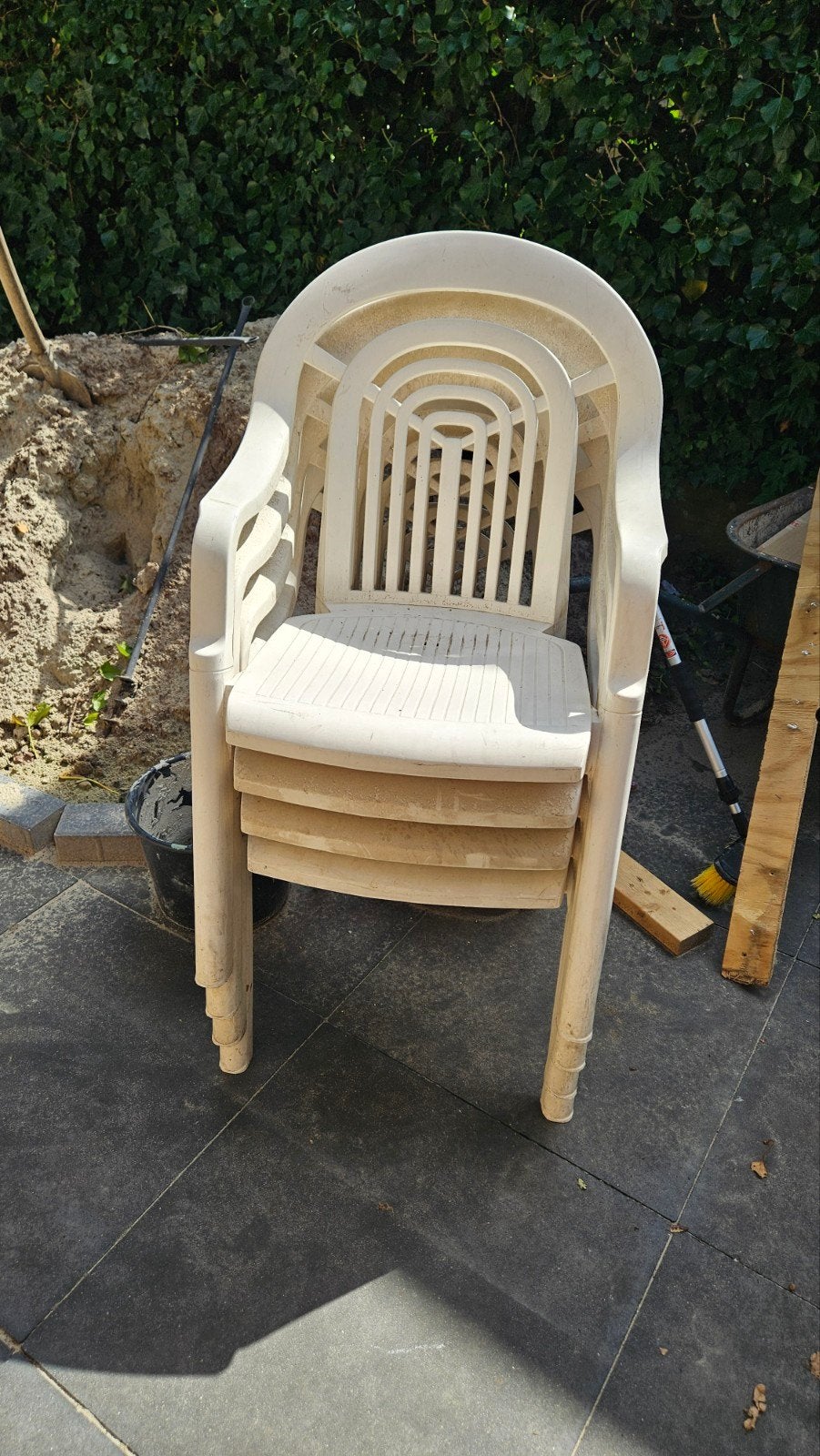 Witte kuipstoelen - 4 stuks - Goede conditie, Tuin en Terras, Tuinstoelen, Ophalen, Gebruikt, Plastic, Stapelbaar