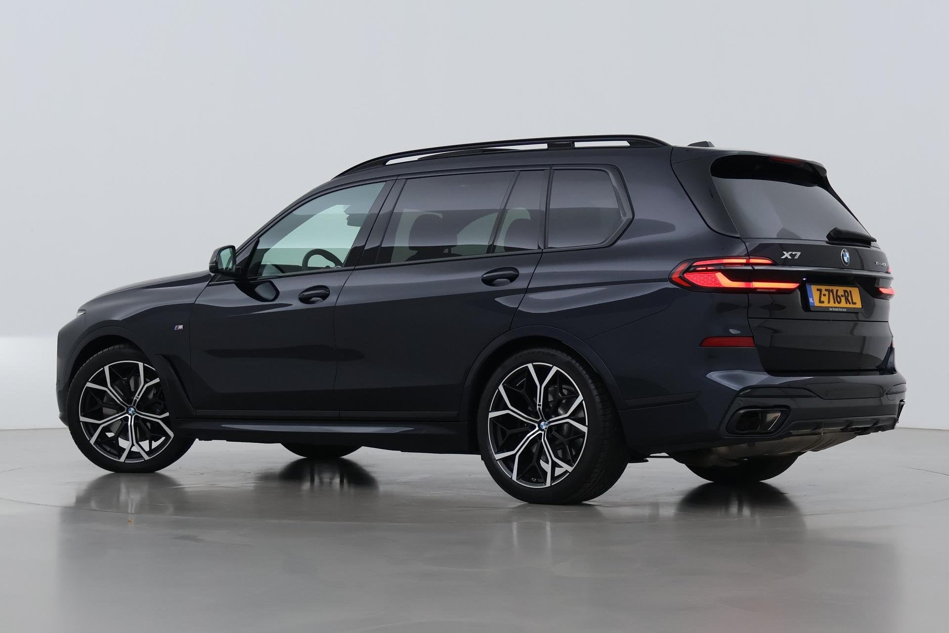 BMW X7 xDrive40i | M-Sport | 7P | Luchtvering | 22 Inch | Pa, Automaat, Gebruikt, 7 stoelen, Zwart