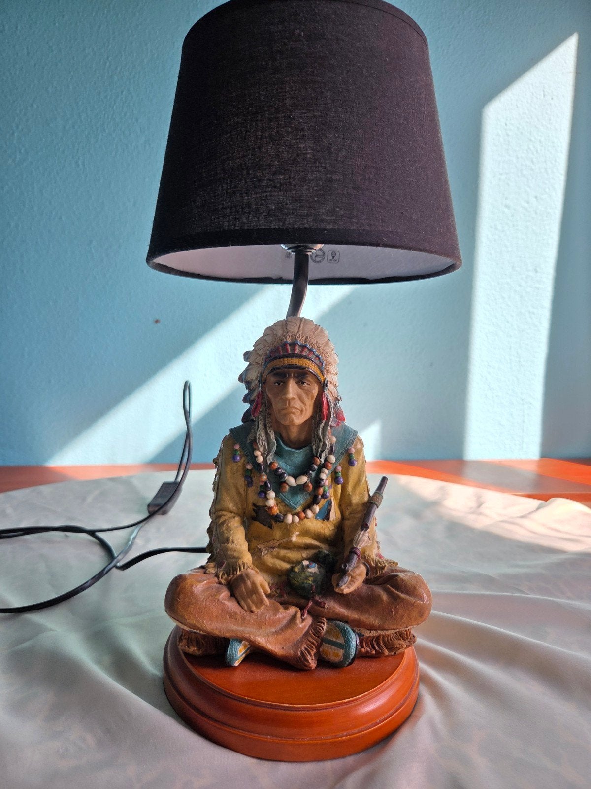 Tafellamp met Native American figuur - 39 cm hoog, Gebruikt, Meerkleurig, Ophalen of Verzenden, Sfeerlamp