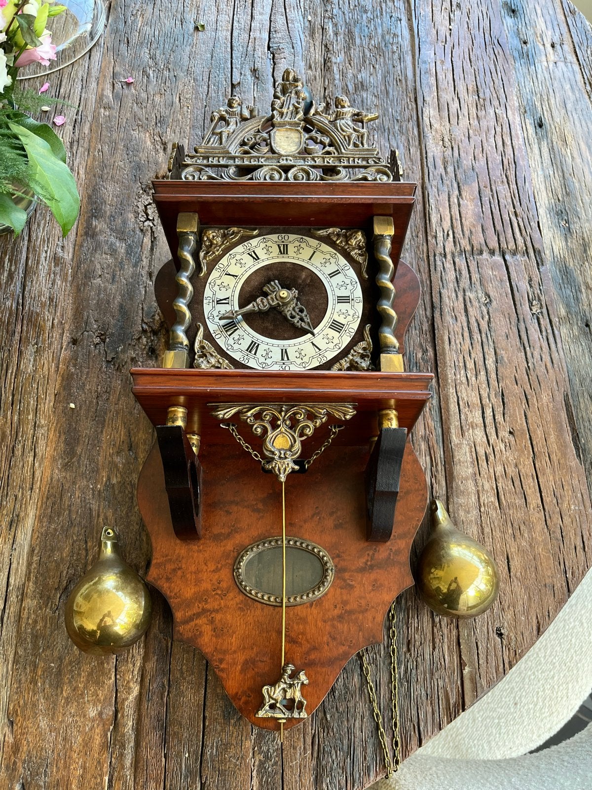 Antieke Wandklok met Bronzen Ornamenten, Ophalen of Verzenden
