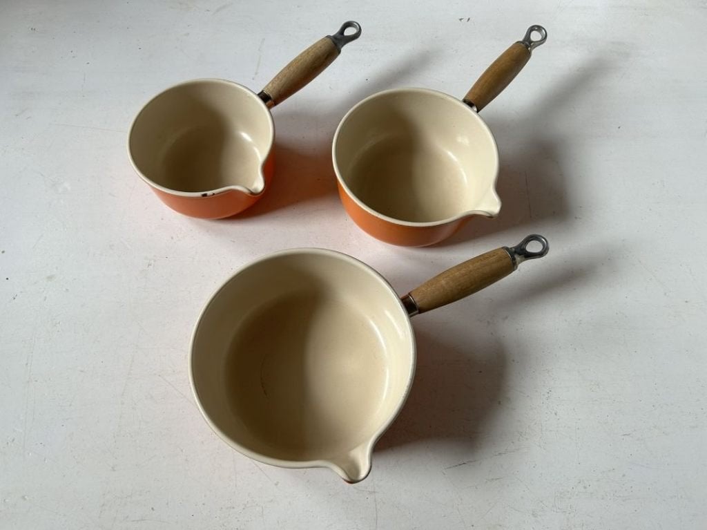 Set Le Creuset pannen Dia 14 tot Dia 18 met gietmond oranje, Overige materialen, Ophalen of Verzenden, Zo goed als nieuw, Met handvatten
