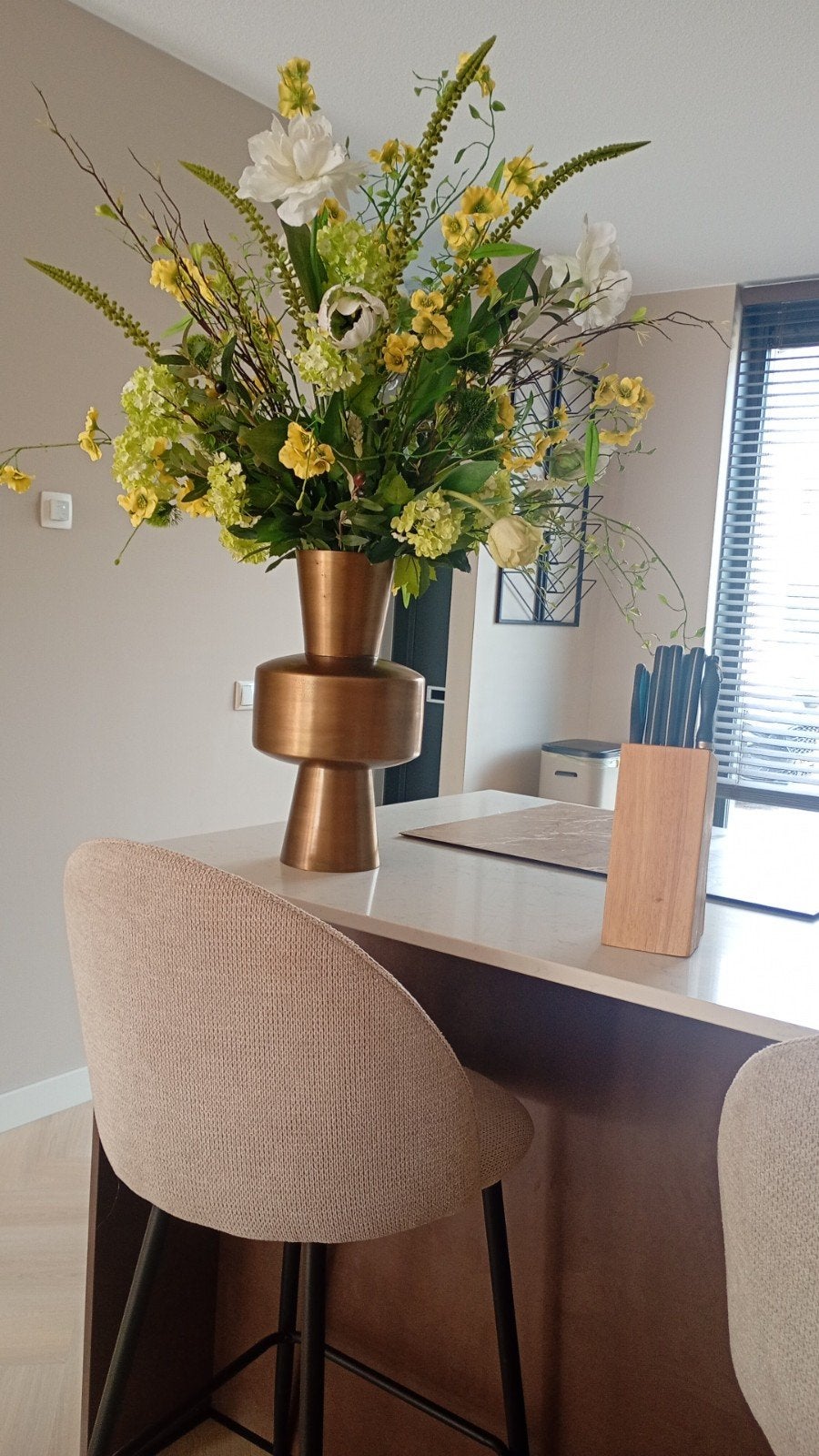 Grote bronzen vaas met kunstbloemen, Ophalen, Overige kleuren, Inclusief decoratie, Zo goed als nieuw