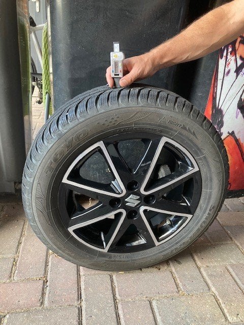 Mooie Suzuki velgen met winterbanden, Auto-onderdelen, 15 inch, Velg(en), 175 mm, Nieuw