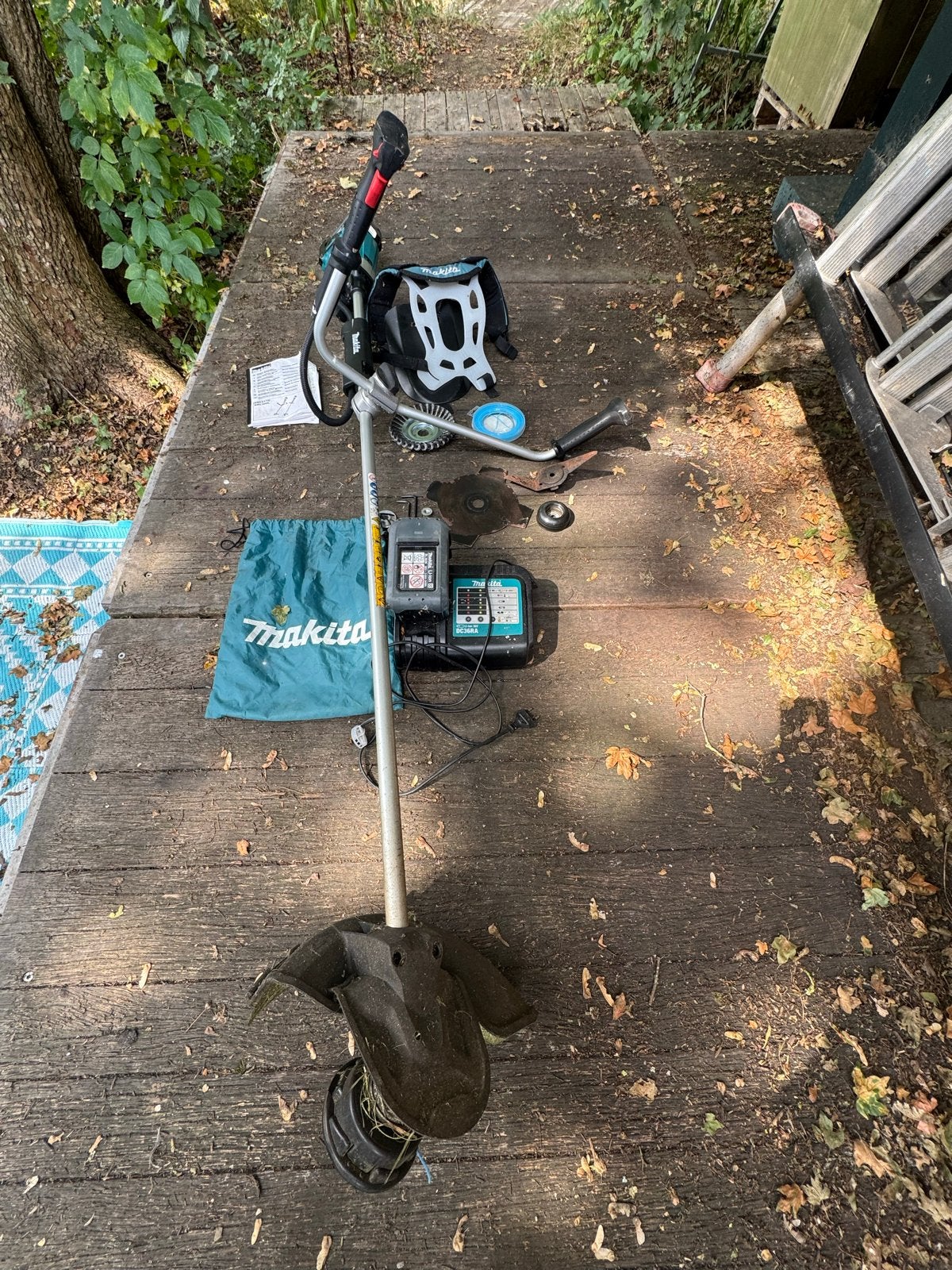Makita Accu Grastrimmer / Bosmaaier met Accu en Lader, Tuin en Terras, Grasmaaiers, Ophalen, Gebruikt, Accu-grasmaaier