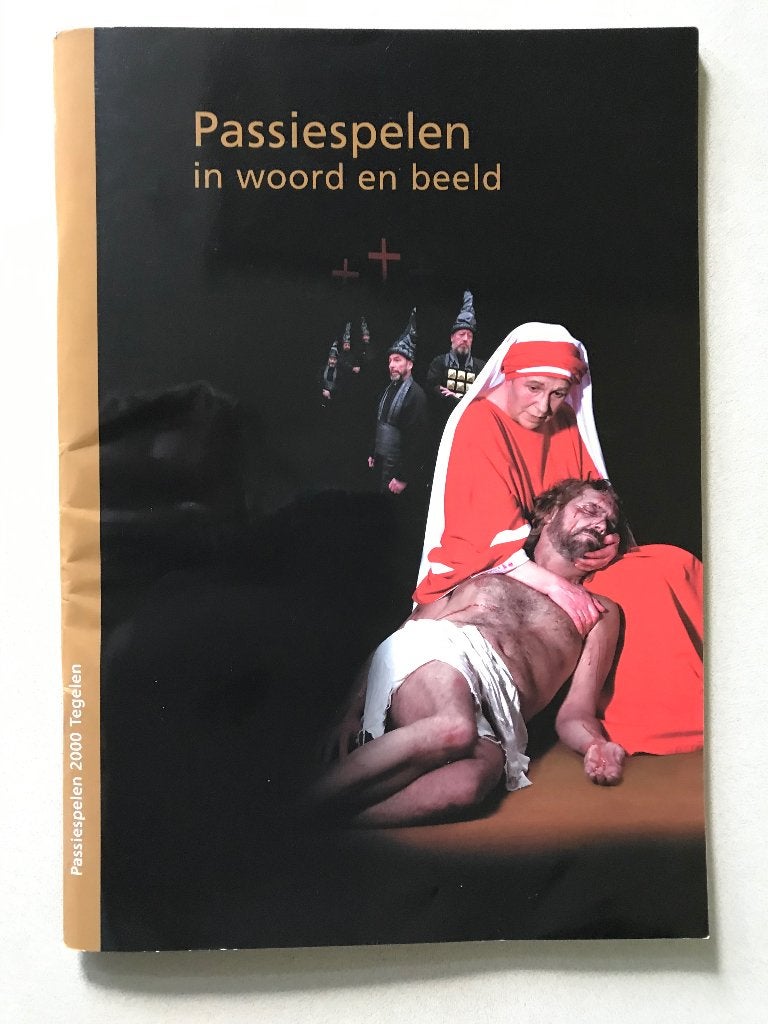 Boeken Passiespelen 2000 in woord en beeld Tegelen, Ophalen, Filmregisseur Ben Verbong, Zo goed als nieuw, Toneel
