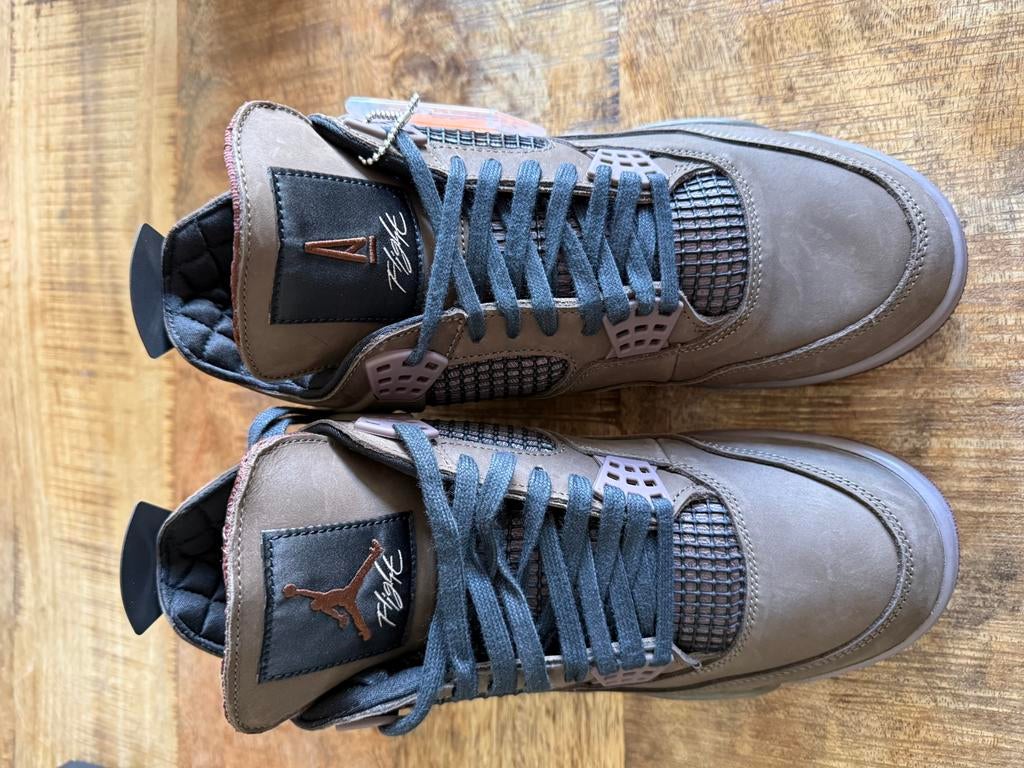 Air Jordan 4 A Ma Maniére “Dark Mocha” Stijl en luxe in één., Kleding | Heren, Schoenen, Bruin, Nieuw, Ophalen of Verzenden, Sneakers of Gympen