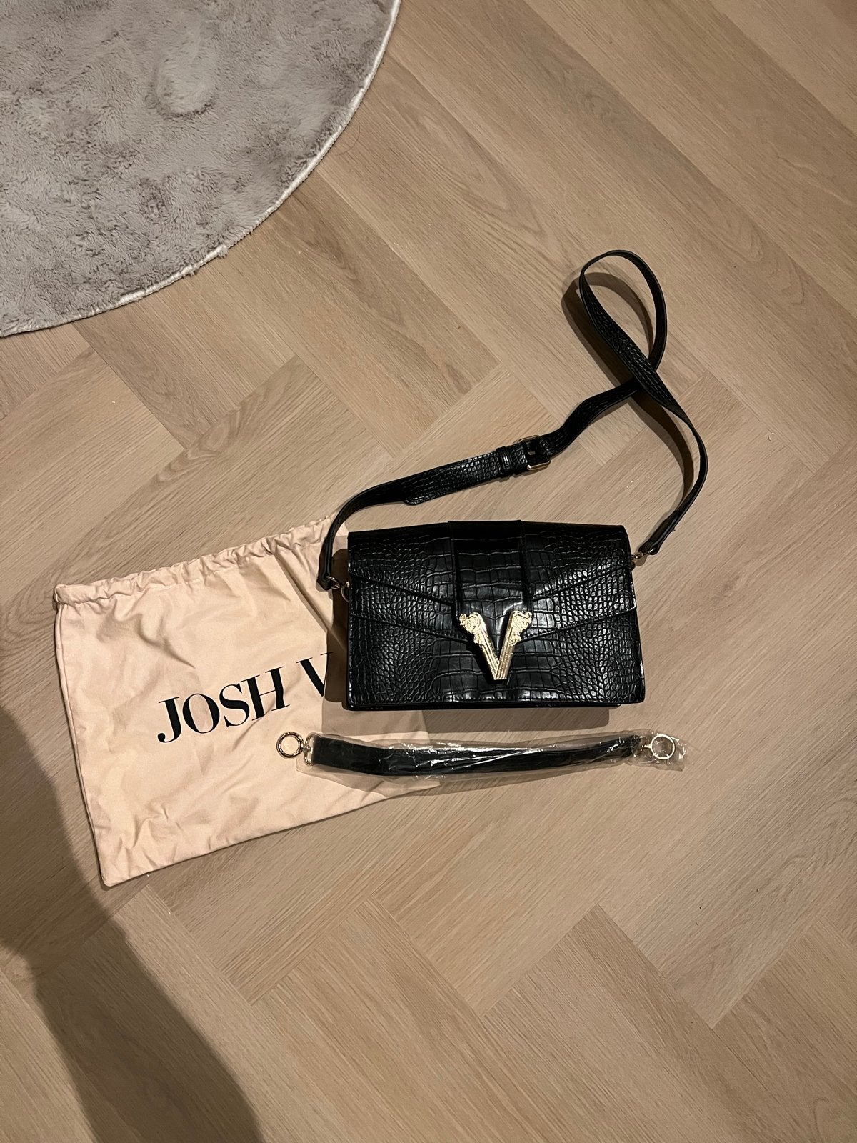 Josh V schoudertasje zwart croco met goudkleurige V, Ophalen of Verzenden, Zo goed als nieuw, Zwart, Schoudertasje
