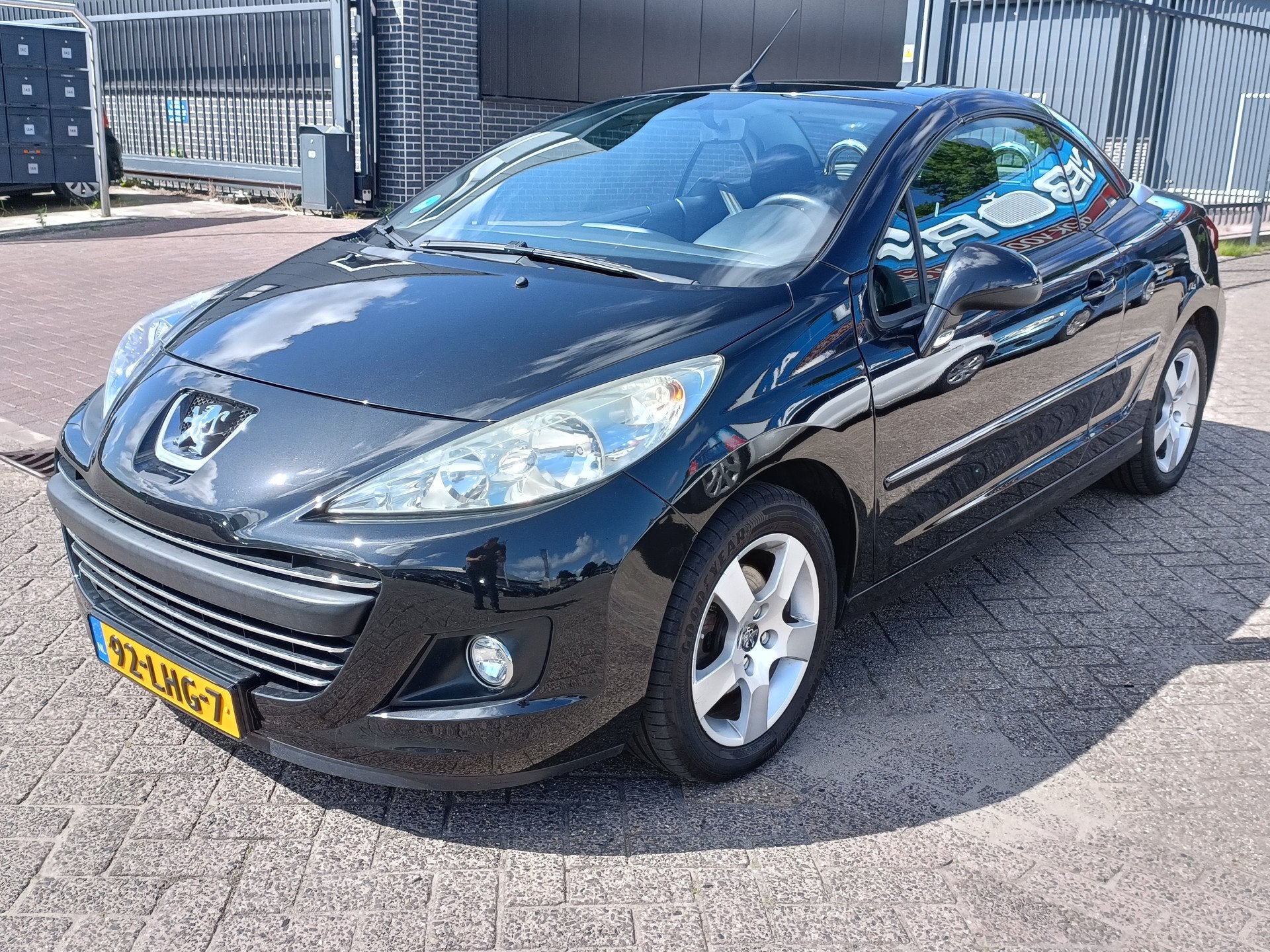 Peugeot 207 CC 1.6 VTi Airco Trekhaak 16'' L.M.V Nw APK, Auto's, Voorwielaandrijving, Euro 5, Stof, Gebruikt