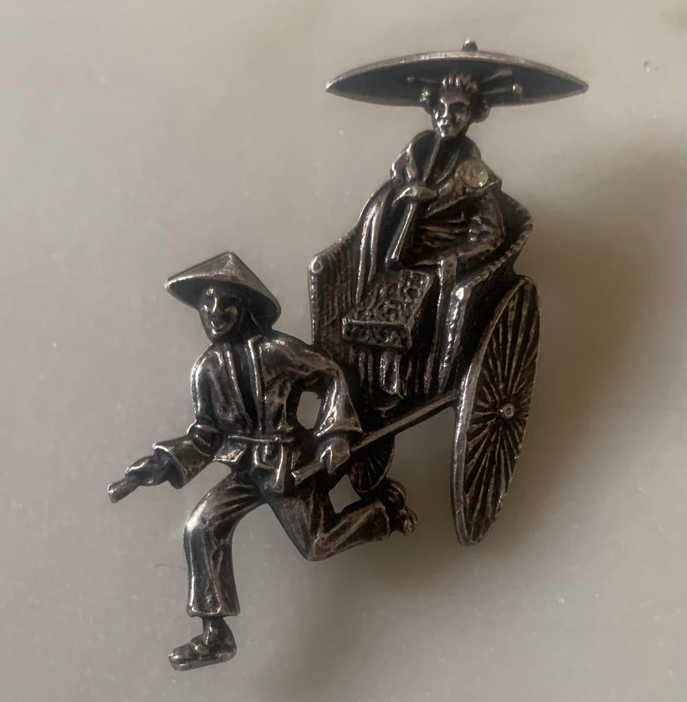 Broche dame in riksja, Ophalen of Verzenden, Overige materialen, Broche
