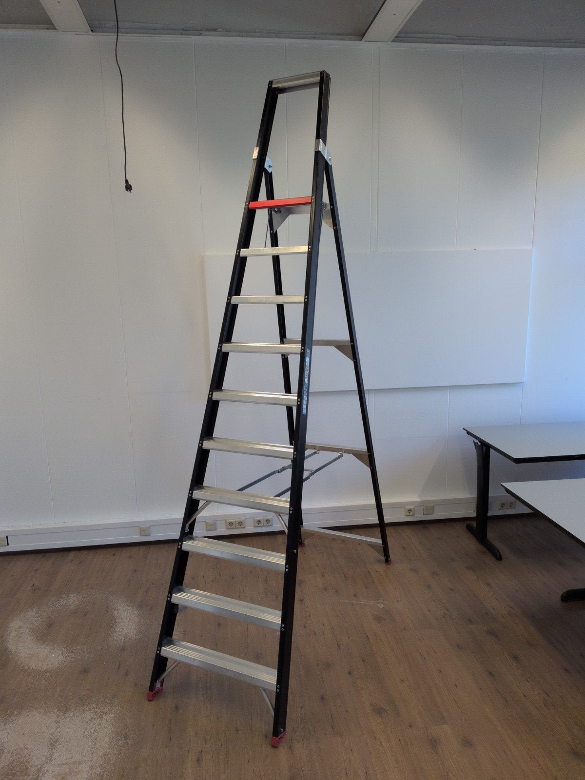Altrex Taurus 10 treden - Ideaal voor klussen, Doe-het-zelf en Verbouw, Ladders en Trappen, Ophalen, Gebruikt, Trap, 2 tot 4 meter