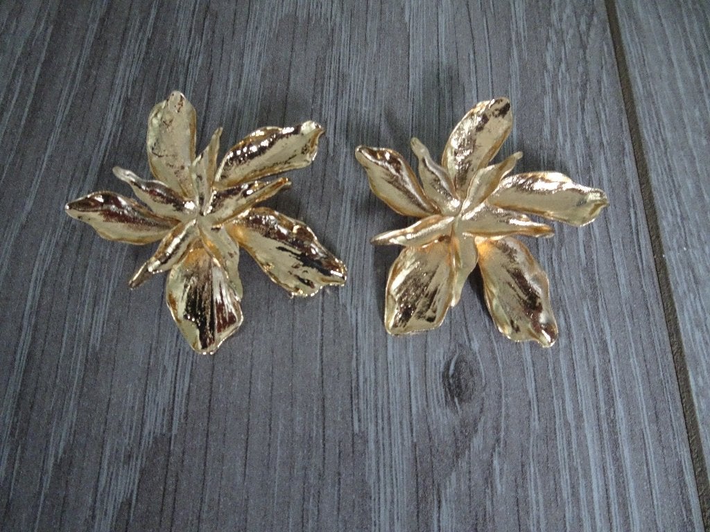 Goud Bloemenoorbellen Statement Oorbellen Nieuw Trendy, Overige materialen, Ophalen of Verzenden, Zo goed als nieuw, Knopjes of Stekers