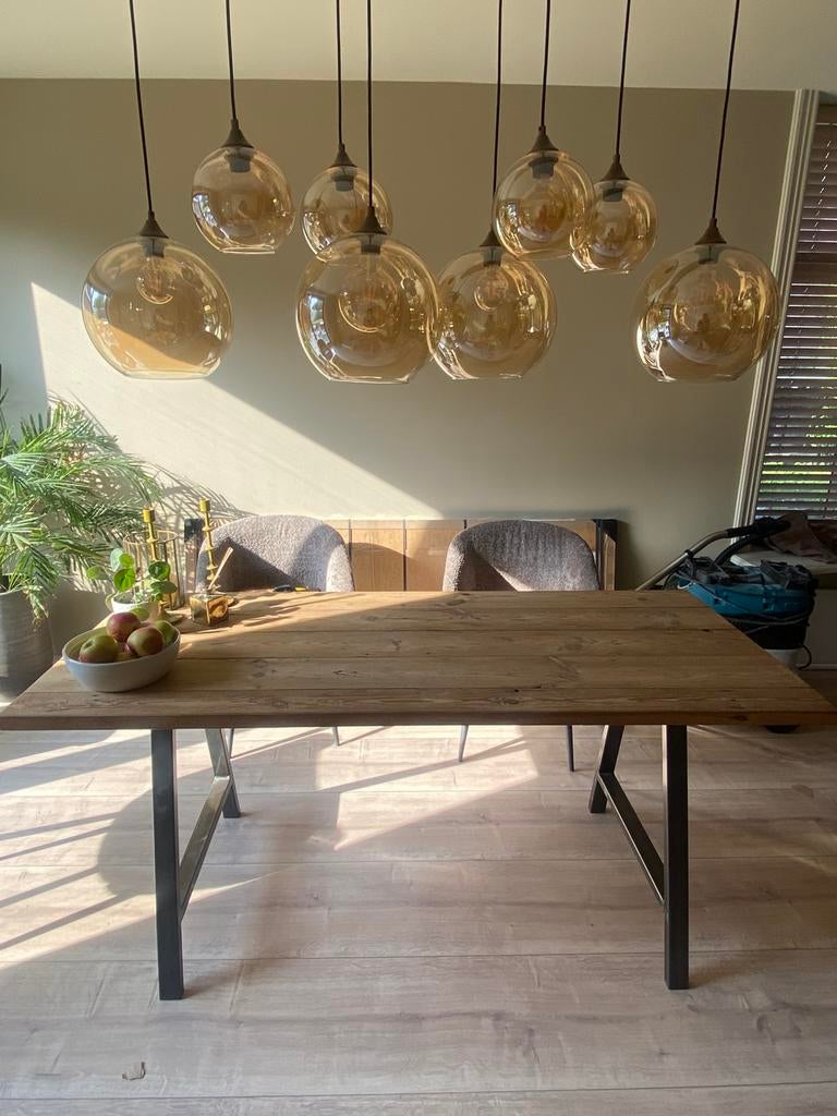 Eettafel met ijzeren onderstel, Ophalen, 50 tot 100 cm, Zo goed als nieuw, 150 tot 200 cm
