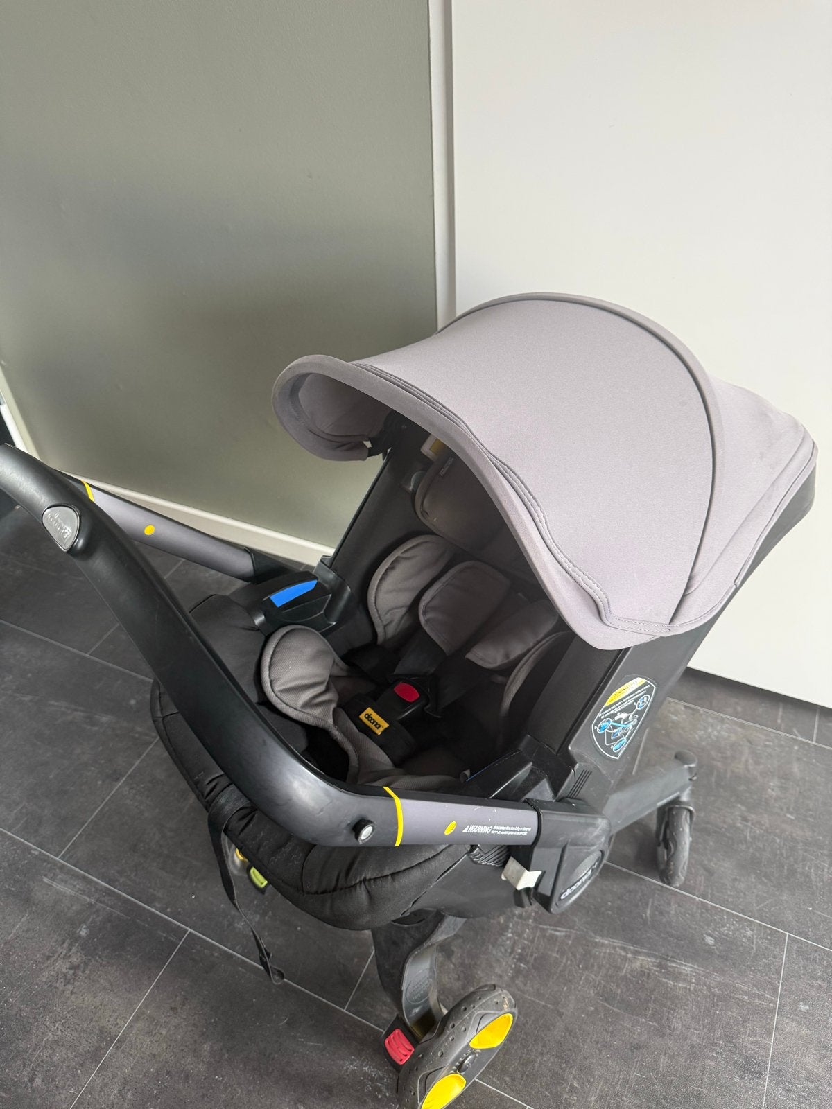 Doona autostoel + isofix & extras, Autogordel of Isofix, Gebruikt, 0 t/m 13 kg, Ophalen