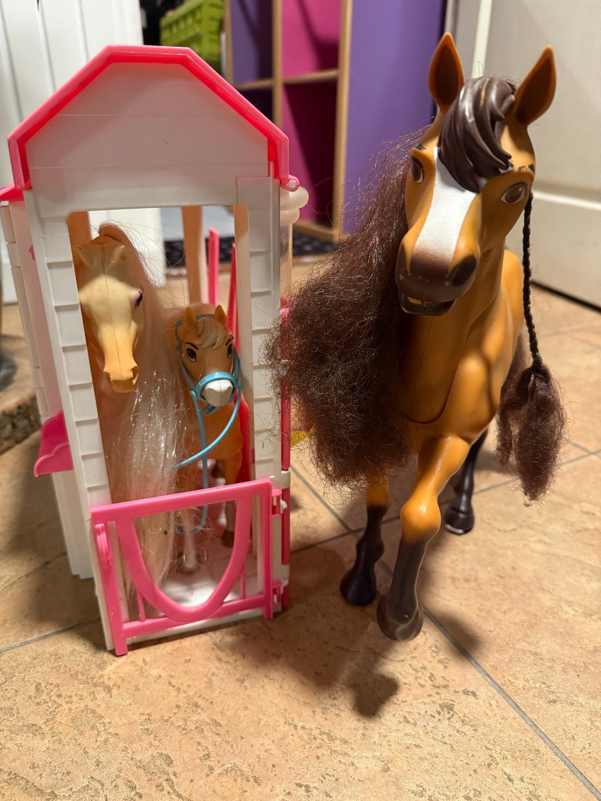 Spirit Barbiestal paardenstal met barbie paarden en veulen, Ophalen of Verzenden, Gebruikt, Meisje
