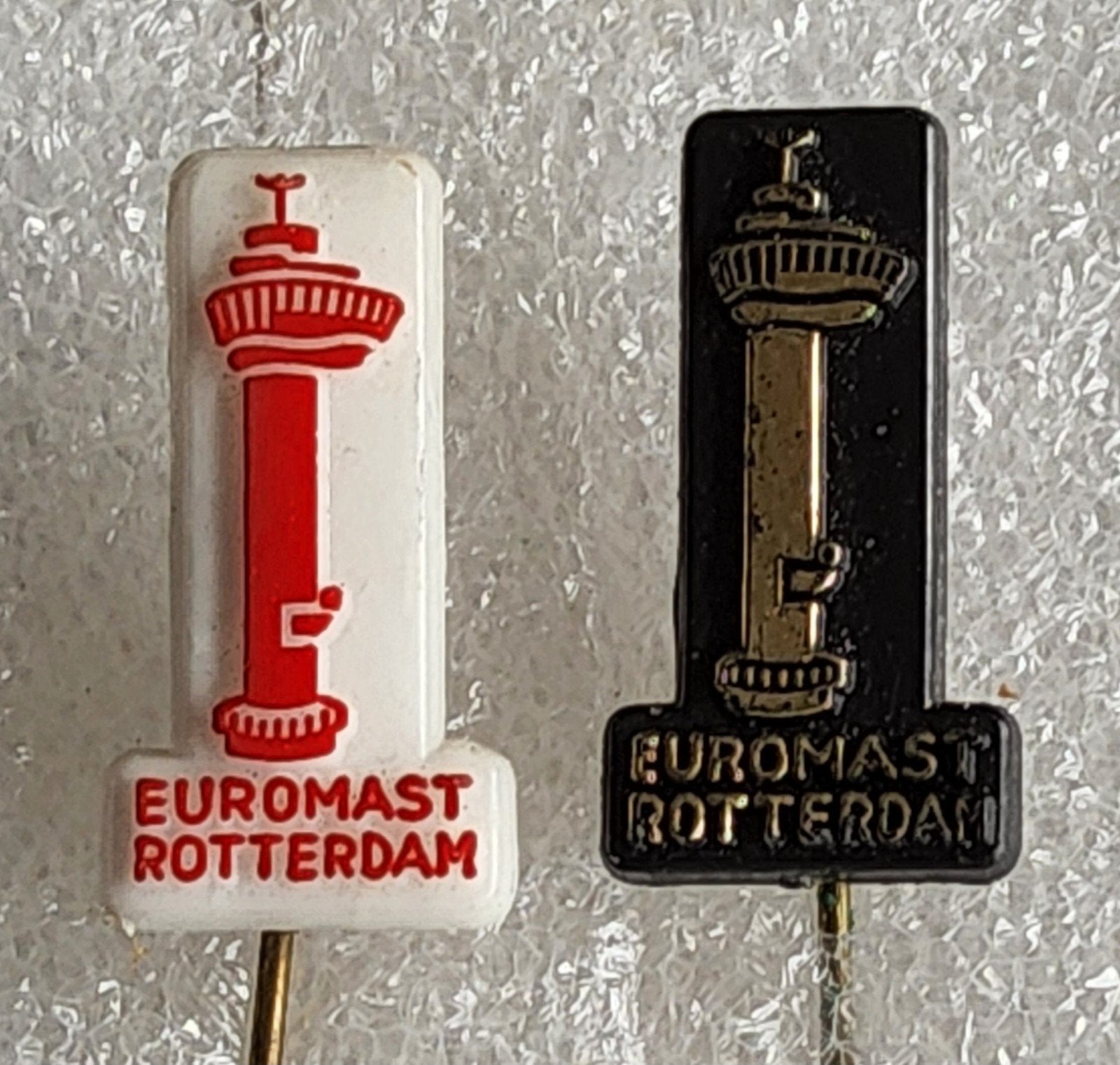 2 Euromast Rotterdam Speldjes - Wit en Zwart, Verzamelen, Ophalen of Verzenden, Gebruikt, Stad of Land, Speldje of Pin