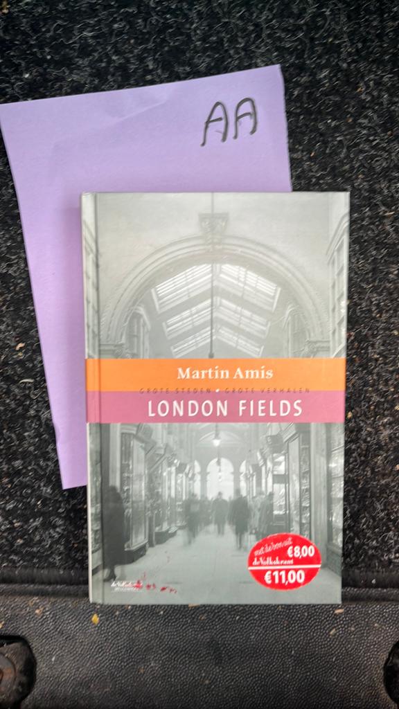 London Fields - Martin Amis (Gelezen), Boeken, Ophalen of Verzenden, Zo goed als nieuw, Europa overig