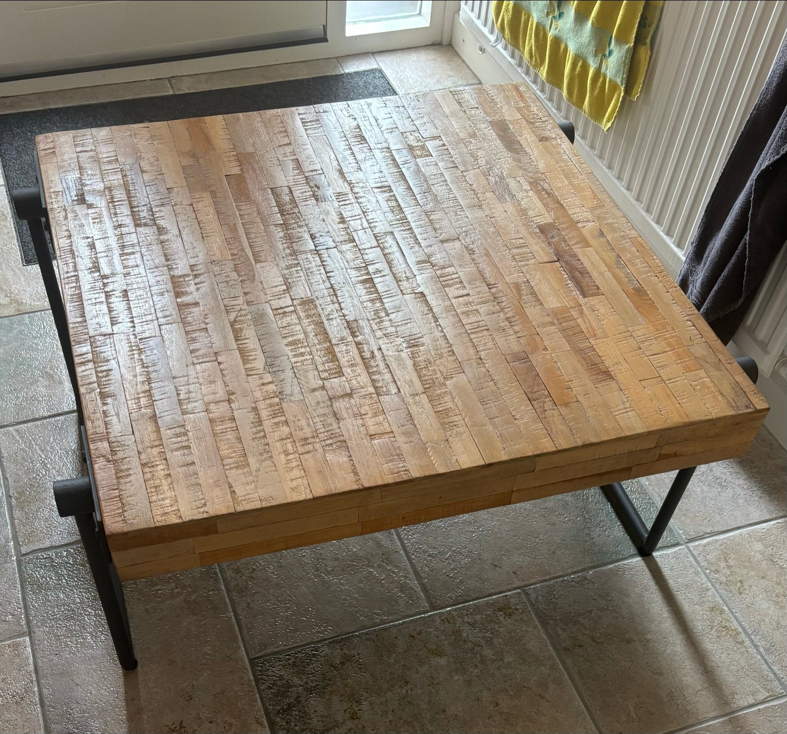 Robuuste salontafel van gerecycled hout met metalen poten, Huis en Inrichting, Ophalen, Gebruikt, Vierkant, 50 tot 100 cm