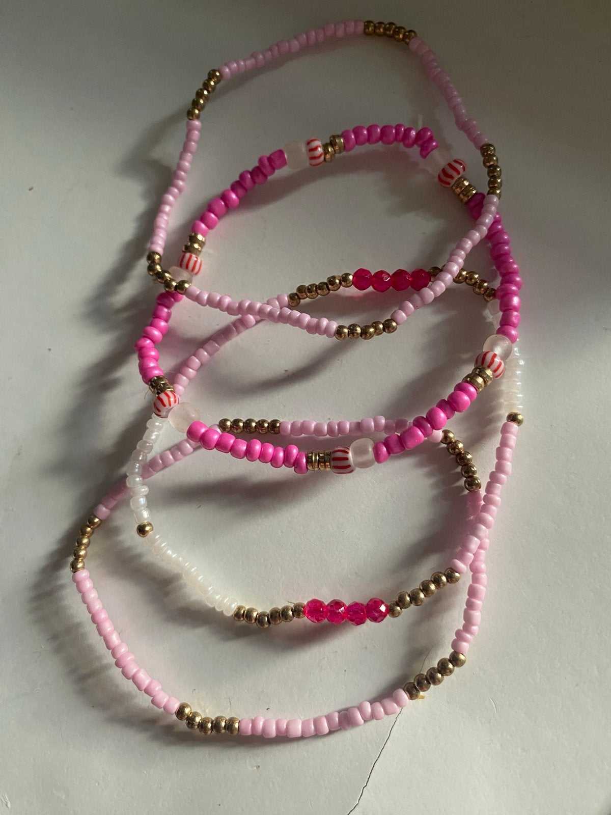 Kleurrijke kralenarmbandjes - Set van 2 of 5 stuks, Overige materialen, Nieuw, Ophalen of Verzenden, Roze