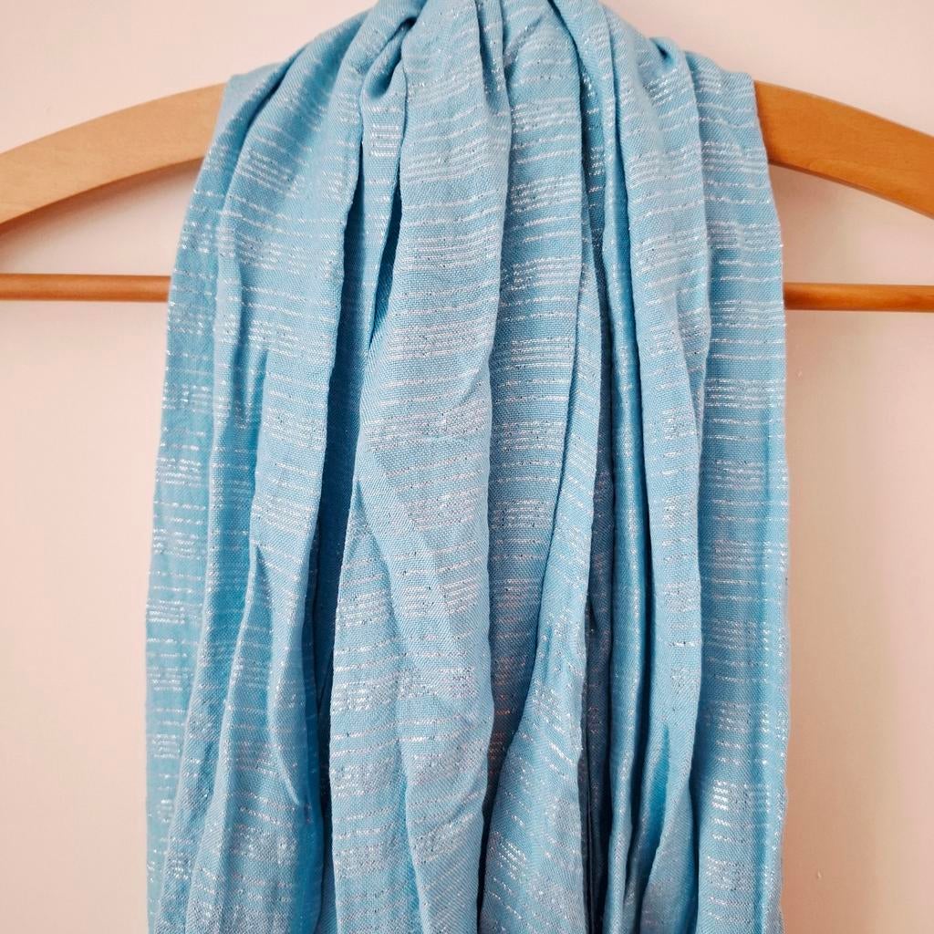 Lichtblauwe sjaal met zilveren strepen, Kleding | Dames, Mutsen, Sjaals en Handschoenen, Ophalen of Verzenden, Zo goed als nieuw