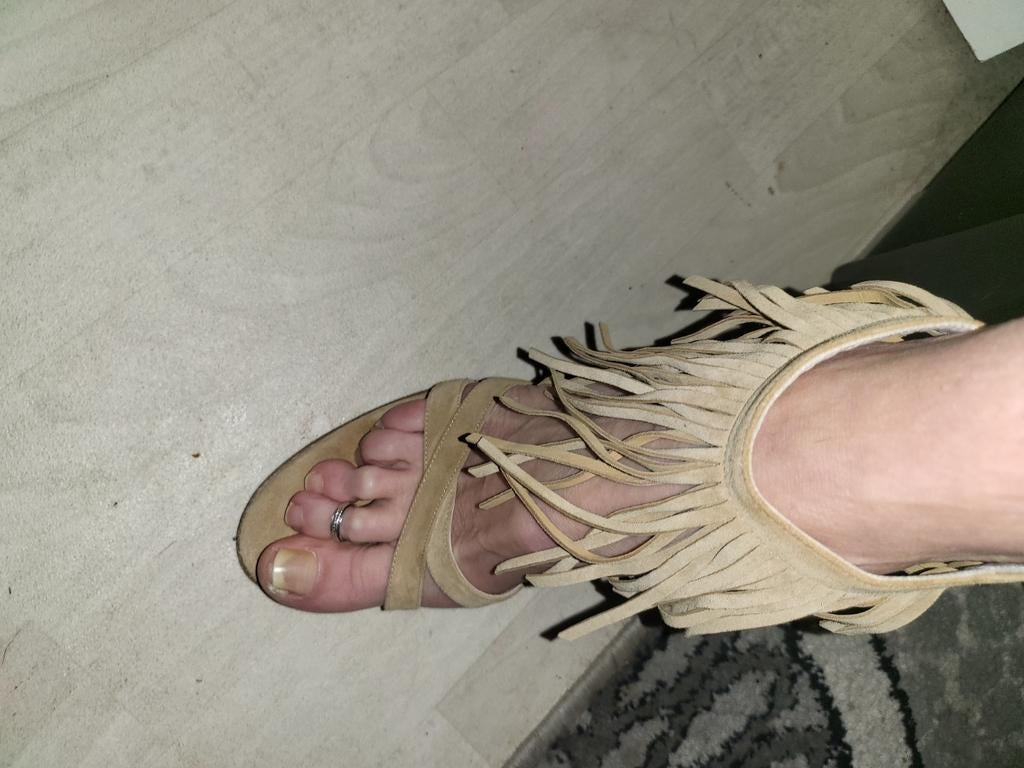 Nieuw sexysuède stiletto sandalen 41 met franjes en ceintuur, Kleding | Dames, Beige, Onbekend, Gedragen, Sandalen of Muiltjes