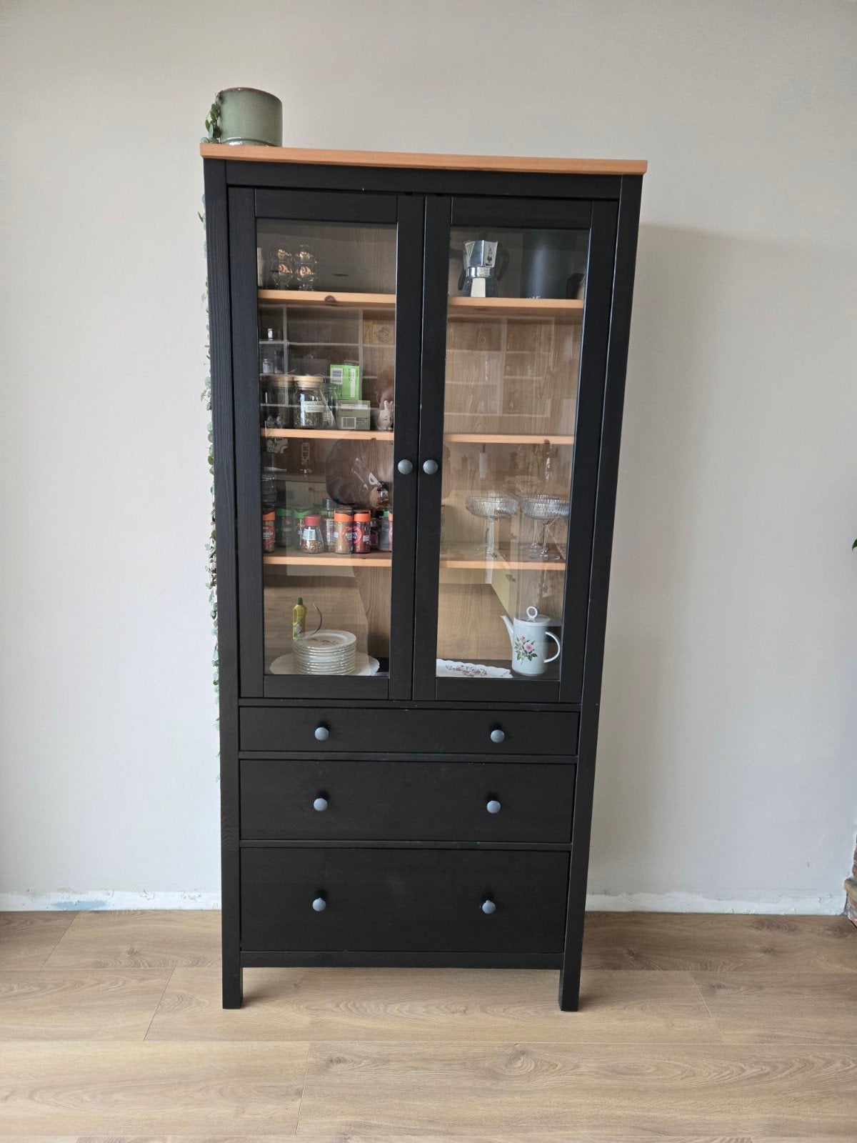 Zwarte vitrinekast met lades, Huis en Inrichting, Kasten | Buffetkasten, Ophalen, Gebruikt, Met deur(en), Glas