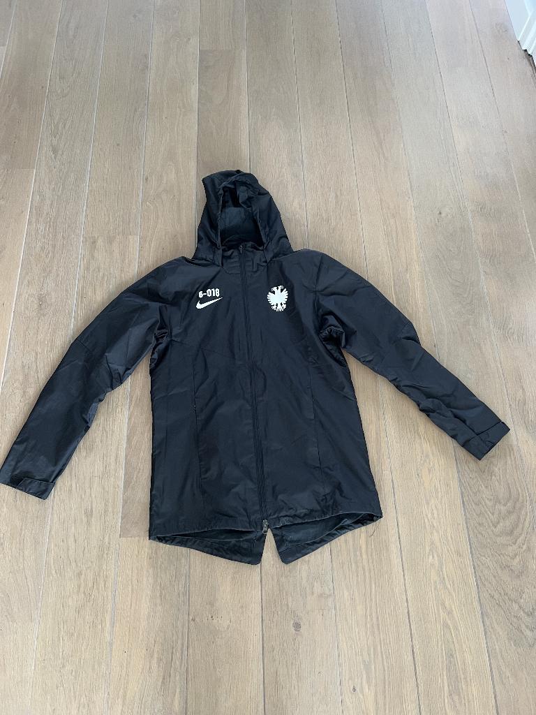 Vitesse Arnhem regenjas Nike M (1), Sport en Fitness, Voetbal, Zo goed als nieuw, Overige typen, Maat M, Ophalen of Verzenden
