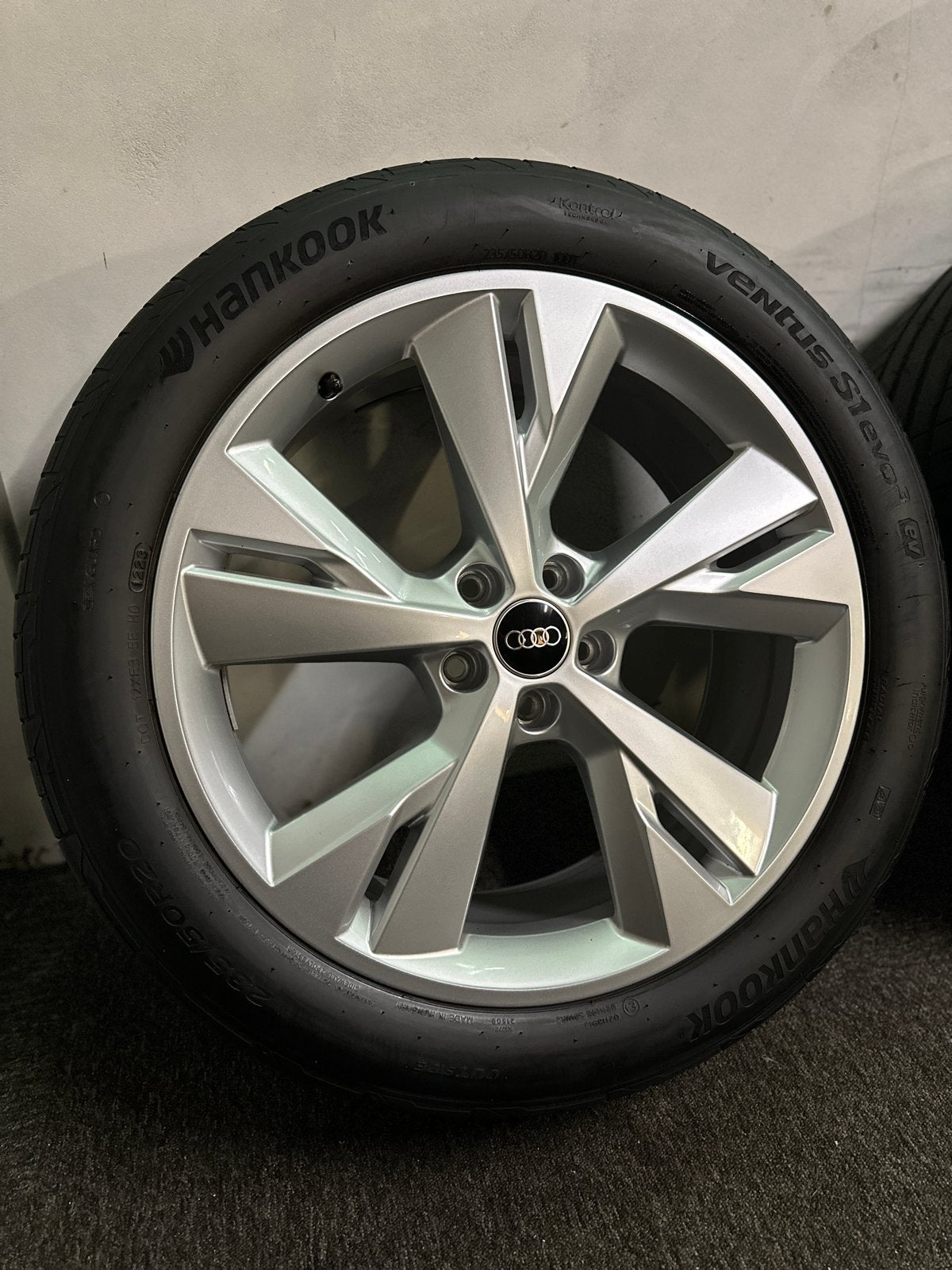 Orig. Audi Q4 E-tron 20 inch velgen incl zomerbanden, Auto-onderdelen, Ophalen of Verzenden, 20 inch, Zomerbanden, Velg(en)
