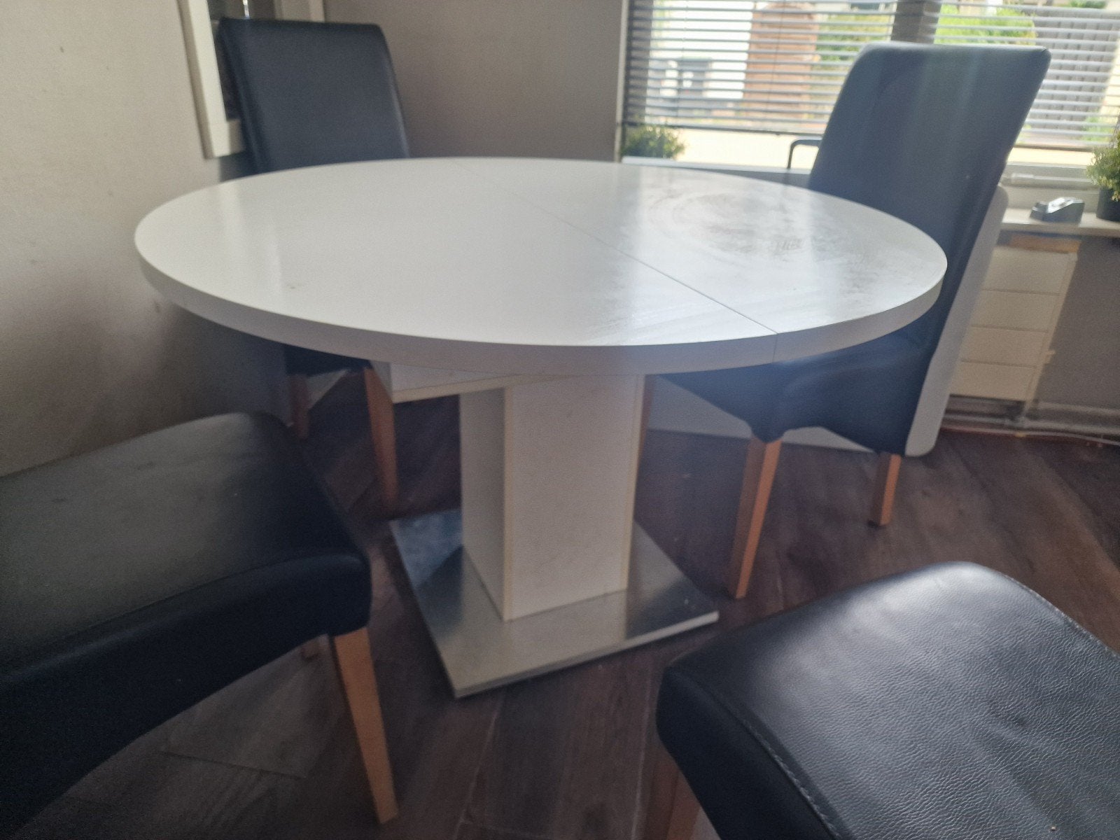 Witte ronde eettafel met vier stoelen, Overige materialen, Gebruikt, Rond, Ophalen of Verzenden